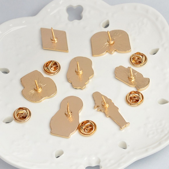 Dark Goth Skull hands Enamel Pins - Picture 3 of 4